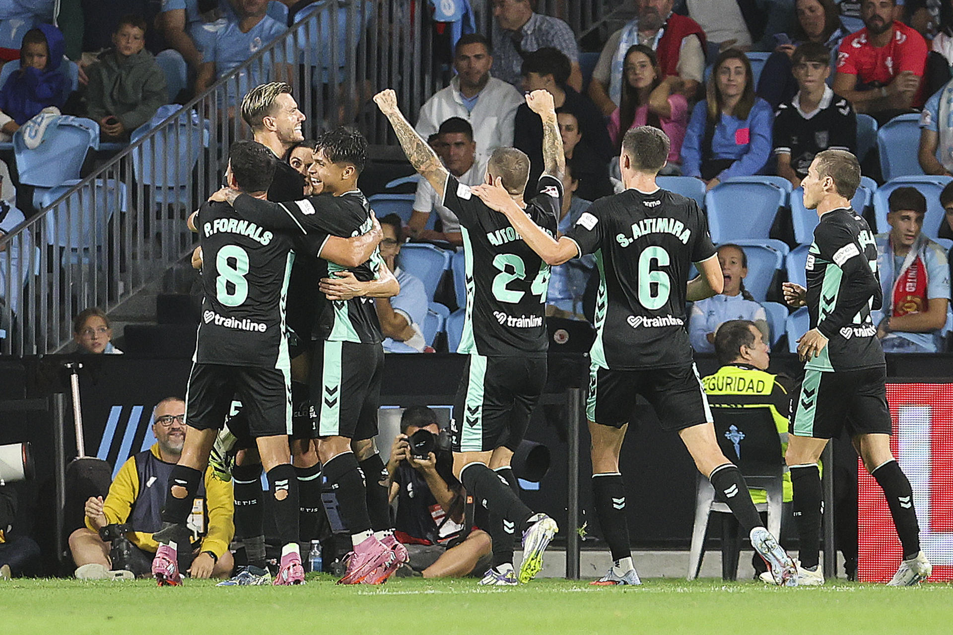 - Los jugadores del Betis celebran tras marcar ante el Celta, durante el partido de LaLiga de fútbol que Celta de Vigo y Real Betis disputan en el estadio de Balaídos. EFE/Salvador Sas