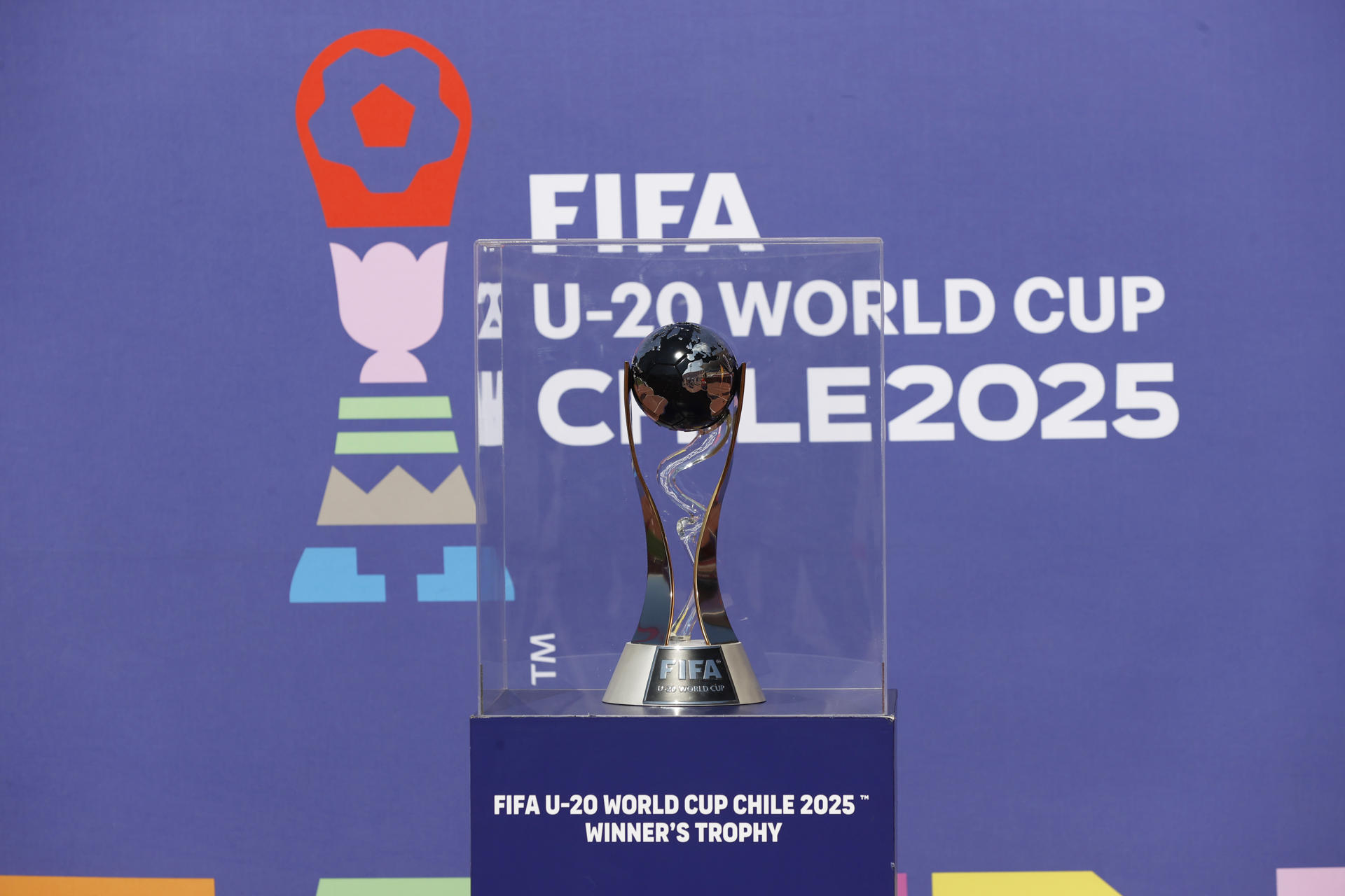 El trofeo del Mundial Sub-20 de Chile. EFE/Elvis González

