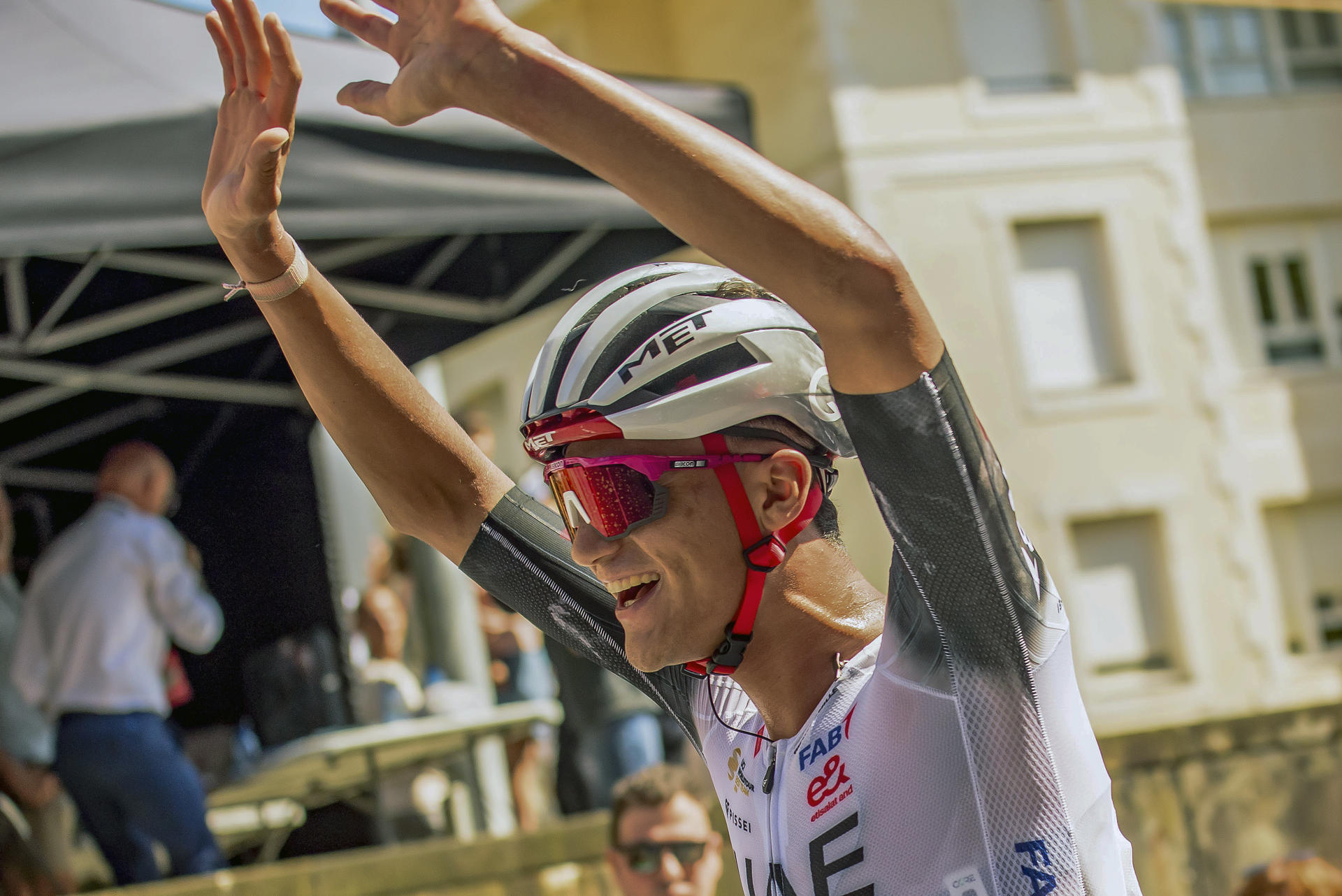 El mexicano Isaac del Toro, del equipo UAE Emirates, entra vencedor en la meta del 80 Circuito de Getxo-Memorial Hermanos Otxoa, carrera de un día de 172,2 km con perfil quebrado y final en cuesta, este domingo en Getxo (Bizkaia).-EFE/ Javier Zorrilla