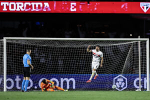 Cédric Soares (d), de Sao Paulo, celebra un gol en la serie de penaltis este martes en un partido de los octavos de final de la Copa Libertadores entre Sao Paulo y Atlético Nacional en el estadio Morumbí. EFE/ Isaac Fontana