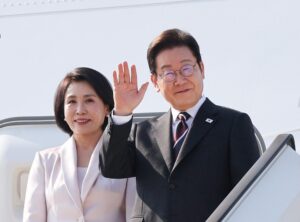TOKYO (Japan), 24/08/2025.- El presidente surcoreano Lee Jae Myung, y su mujer, Kim Hea Kyung, emprendiendo el vuelo que les llevará a Washington. (Japón, Corea del Sur, Tokio) EFE/EPA/YONHAP SOUTH KOREA OUT