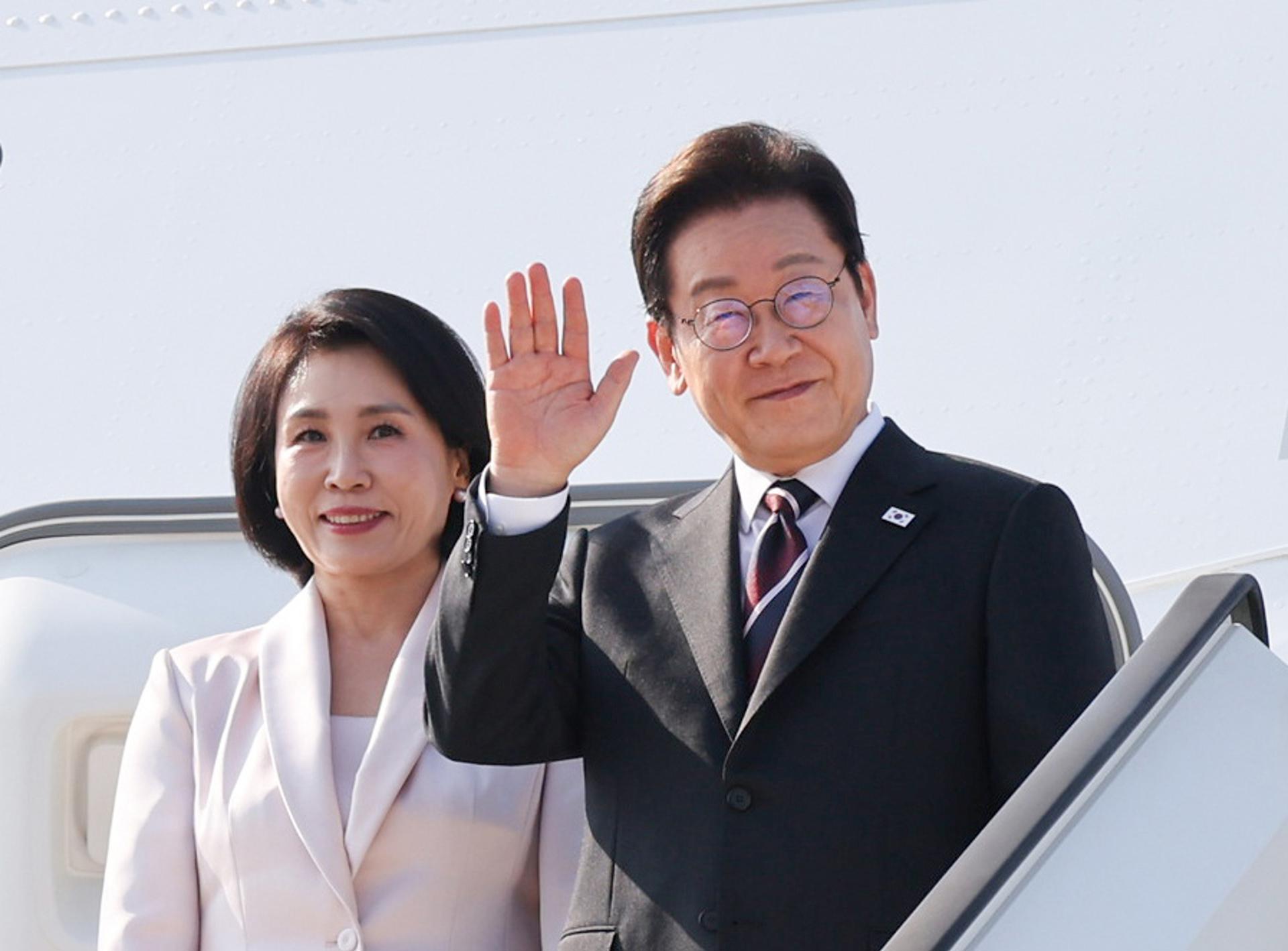 TOKYO (Japan), 24/08/2025.- El presidente surcoreano Lee Jae Myung, y su mujer, Kim Hea Kyung, emprendiendo el vuelo que les llevará a Washington. (Japón, Corea del Sur, Tokio) EFE/EPA/YONHAP SOUTH KOREA OUT