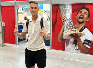 El portero griego Odysseas Vlachodimos a su llegada este lunes a Sevilla para pasar el reconocimiento médico previo a cerrar su cesión al Sevilla hasta el próximo 30 de junio procedente del Newcastle inglés.EFE/David Arjona