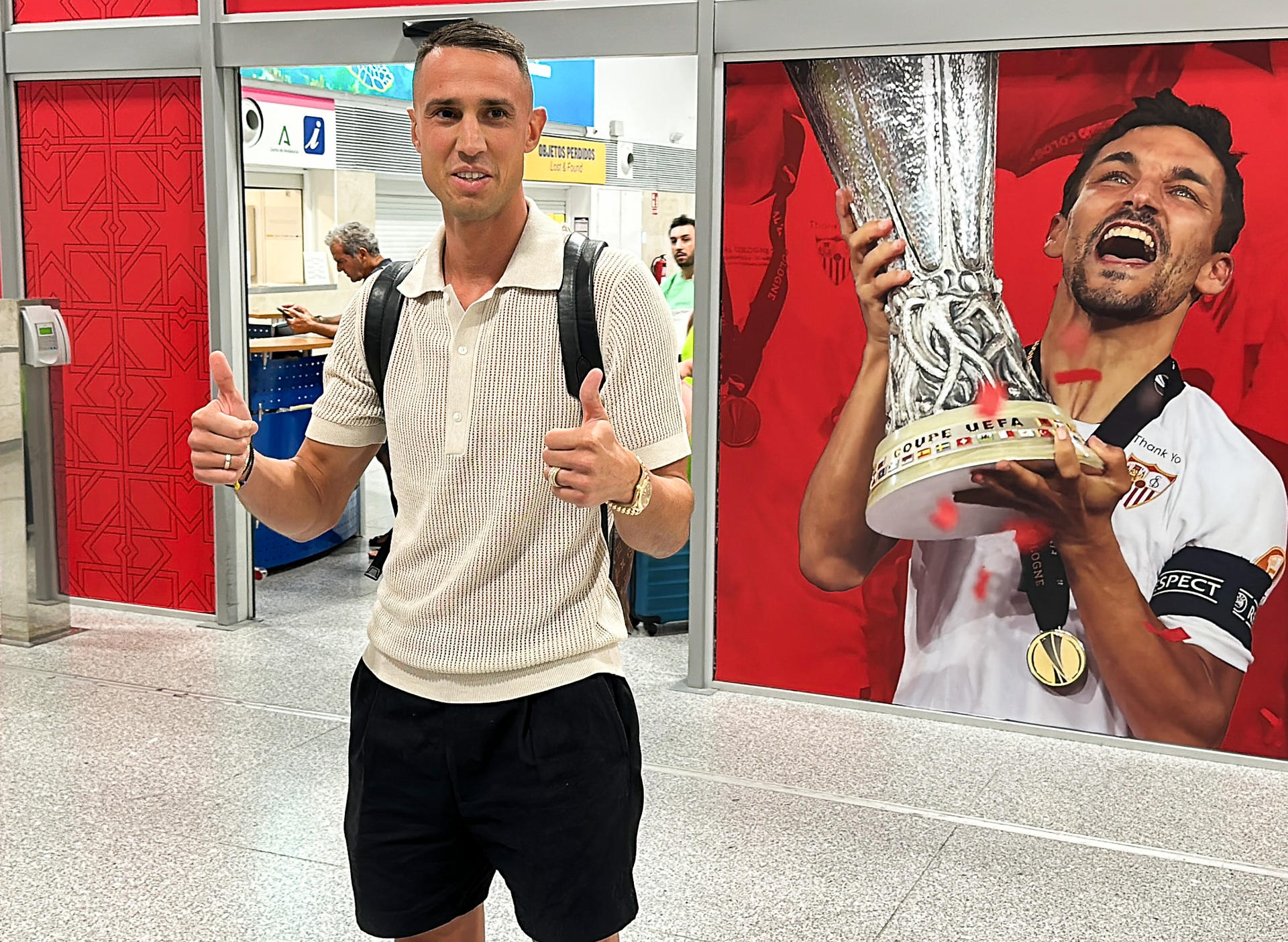 El portero griego Odysseas Vlachodimos a su llegada este lunes a Sevilla para pasar el reconocimiento médico previo a cerrar su cesión al Sevilla hasta el próximo 30 de junio procedente del Newcastle inglés.EFE/David Arjona