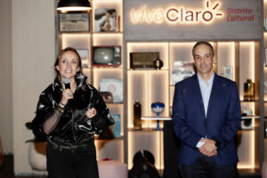 La CEO de Ocesa, Luz Ángela Castro (i), habla junto al presidente de Claro Colombia, Rodrigo de Gusmao, durante la apertura del nuevo centro de eventos Vive Claro, distrito cultural este jueves, en Bogotá (Colombia). EFE/ Carlos Ortega