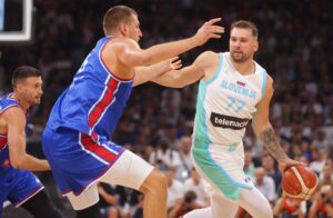 El serbio Nikola Jokic (i) se enfrenta al esloveno Luka Doncic (d) durante un partido amistoso de preparación para el Eurobasket este jueves en Belgrado. EFE/ ANDREJ CUKIC