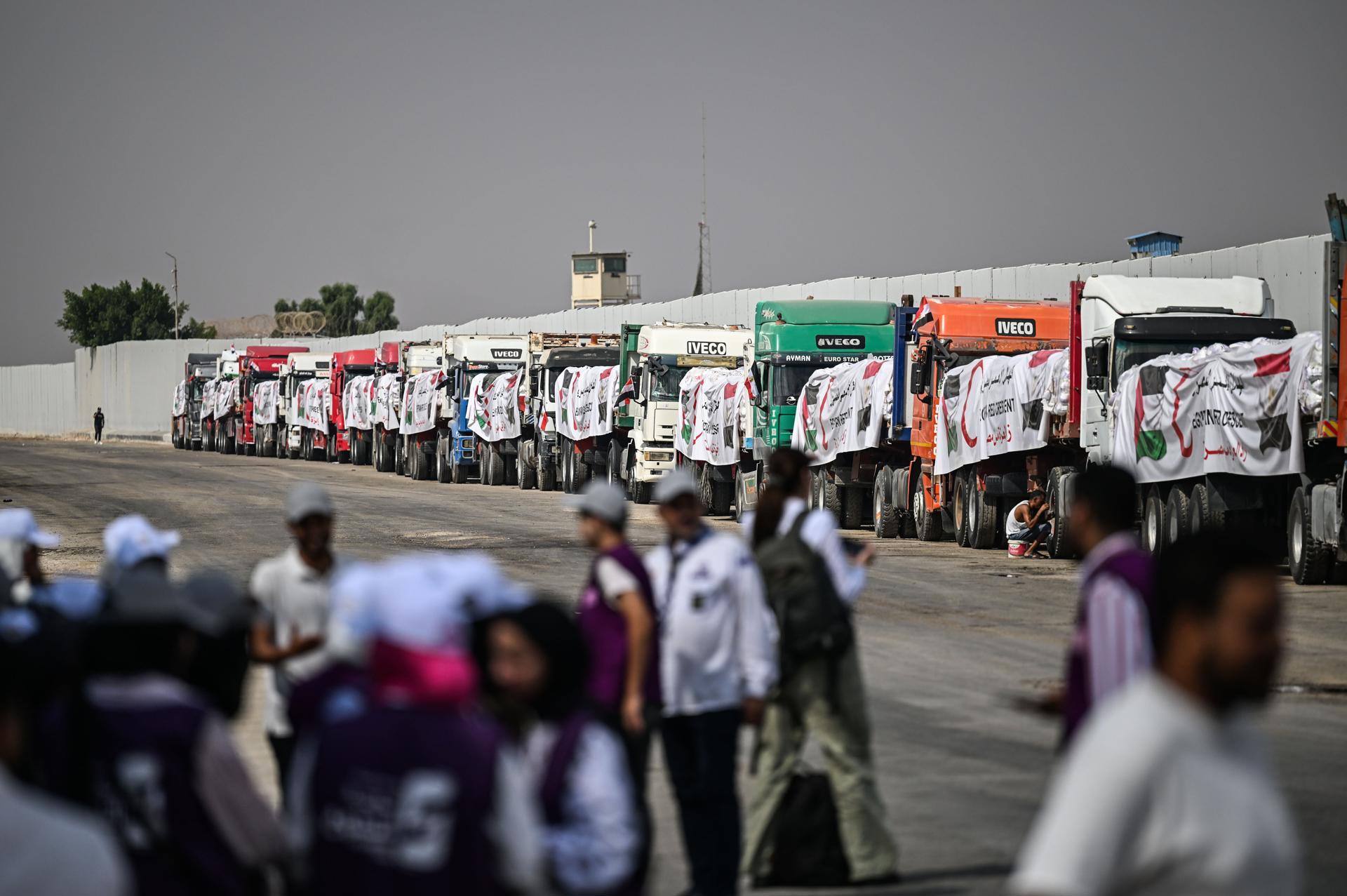 Camiones cargados con ayuda humanitaria con destino a Gaza esperan en el lado egipcio del cruce fronterizo de Rafah, entre Egipto y la Franja de Gaza, en Rafah, Gobernación del Norte de Sinaí, Egipto, 18 de agosto de 2025. (Egipto) EFE/EPA/MOHAMED HOSSAM