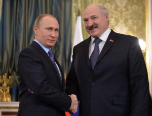 Foto archivo. El presidente ruso, Vladímir Putin (i), estrecha la mano del presidente bielorruso, Alexandr Lukashenko, durante su reunión en el Kremlin. EFE/ALEXEI DRUZHININ / SPUTNIK / KREMLIN POOL CRÉDITO OBLIGATORIO[CRÉDITO OBLIGATORIO]
