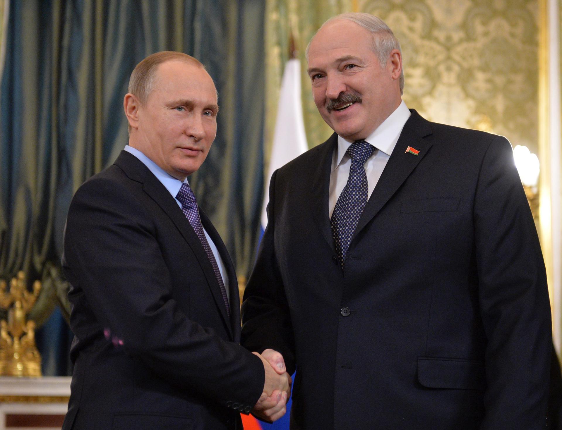 Foto archivo. El presidente ruso, Vladímir Putin (i), estrecha la mano del presidente bielorruso, Alexandr Lukashenko, durante su reunión en el Kremlin. EFE/ALEXEI DRUZHININ / SPUTNIK / KREMLIN POOL CRÉDITO OBLIGATORIO[CRÉDITO OBLIGATORIO]
