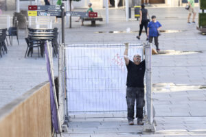 Imagen de archivo de un trabajador colocando unas vallas en una obra en Vitoria.EFE/Adrián Ruiz-Hierro