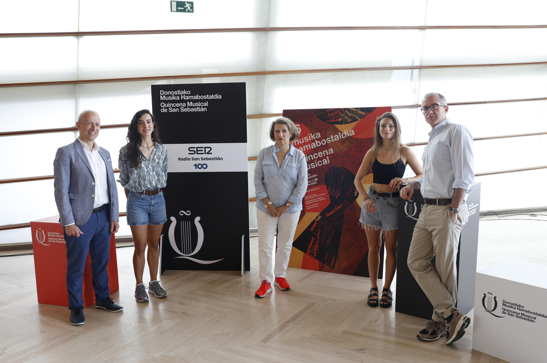 El director de la Quincena Musical de San Sebastián, Patrick Alfaya (d), acompañado del patrocinador, Oscar Téllez (i), de la asistente de dirección, Dany Lévêque (c), y de las bailarinas, Araleci Caro Regalón (2i), y Micol Taiana (2d), del Ballet Preljocaj, presenta este viernes el 'Requiem (s)', dos años después de llevar al escenario del Kursaal su versión de 'El lago de los cisnes', de Tchaikovsky. EFE/Juan Herrero.