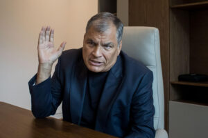 Fotografía de archivo del expresidente ecuatoriano Rafael Correa hablando durante una entrevista con EFE en Caracas (Venezuela). EFE/ Miguel Gutiérrez ARCHIVO