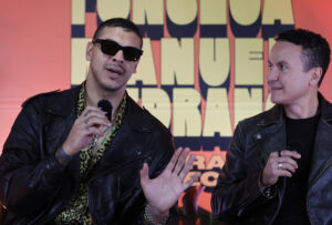Fotografía del 6 de agosto de 2025 de los cantantes colombianos Fonseca (d) y Manuel Medrano, hablando durante una entrevista con EFE en Bogotá (Colombia). EFE/ Mauricio Dueñas Castañeda