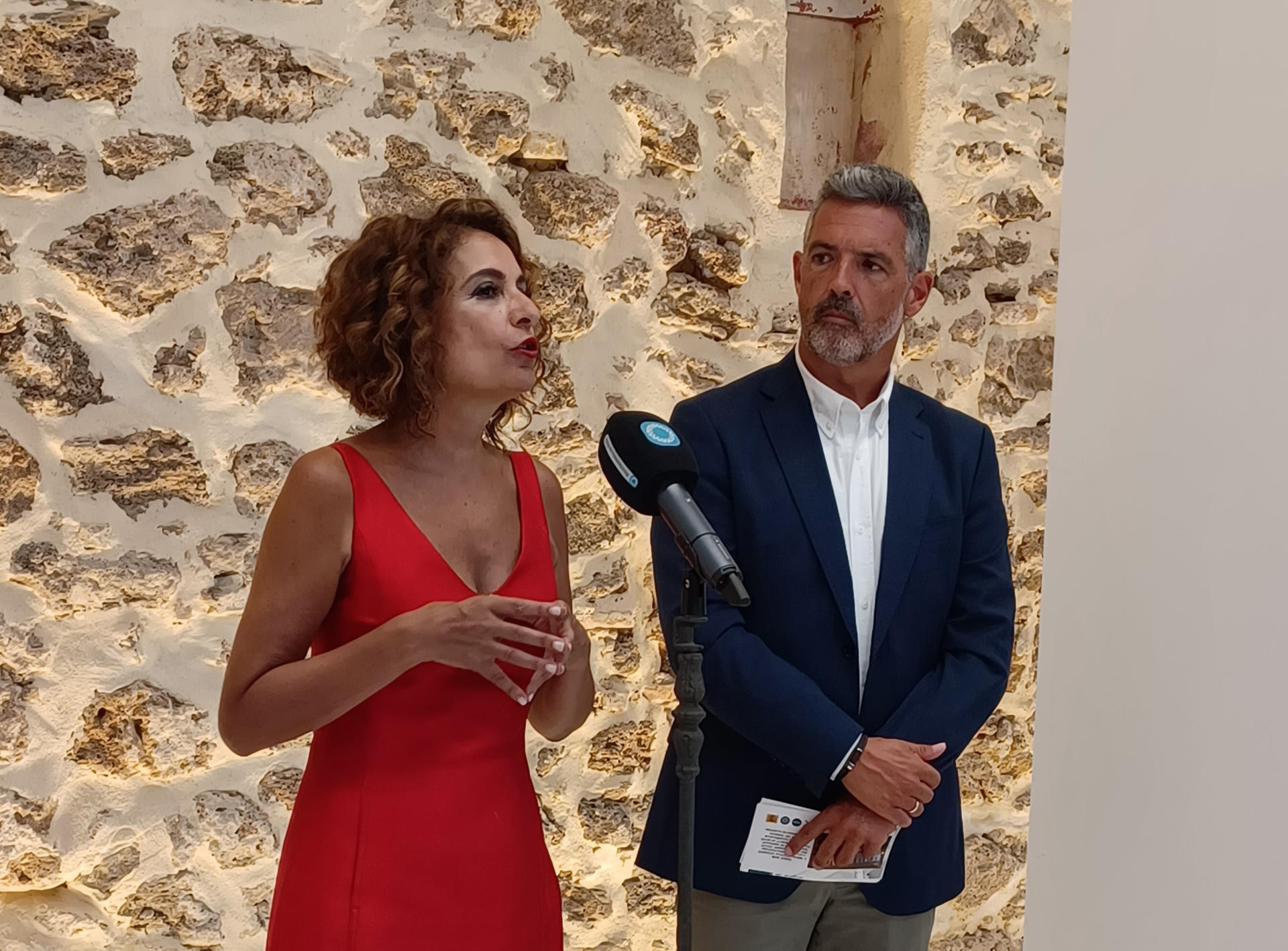 La vicepresidenta primera del Gobierno, María Jesús Montero, ha asegurado que el Ejecutivo central ha puesto "todos los medios disponibles" a disposición de las comunidades autónomas para luchar contra los incendios forestales que afectan a varias de ellas y que lo ha hecho "desde el minuto uno". este lunes en declaraciones a los periodistas durante la visita que ha realizado al edificio del antiguo Ayuntamiento de Rota (Cádiz). EFE/Juan Chicano