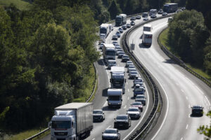 Imagen de archivo de la autopista AP-8 h a la altura de Irun. EFE/Javier Etxezarreta