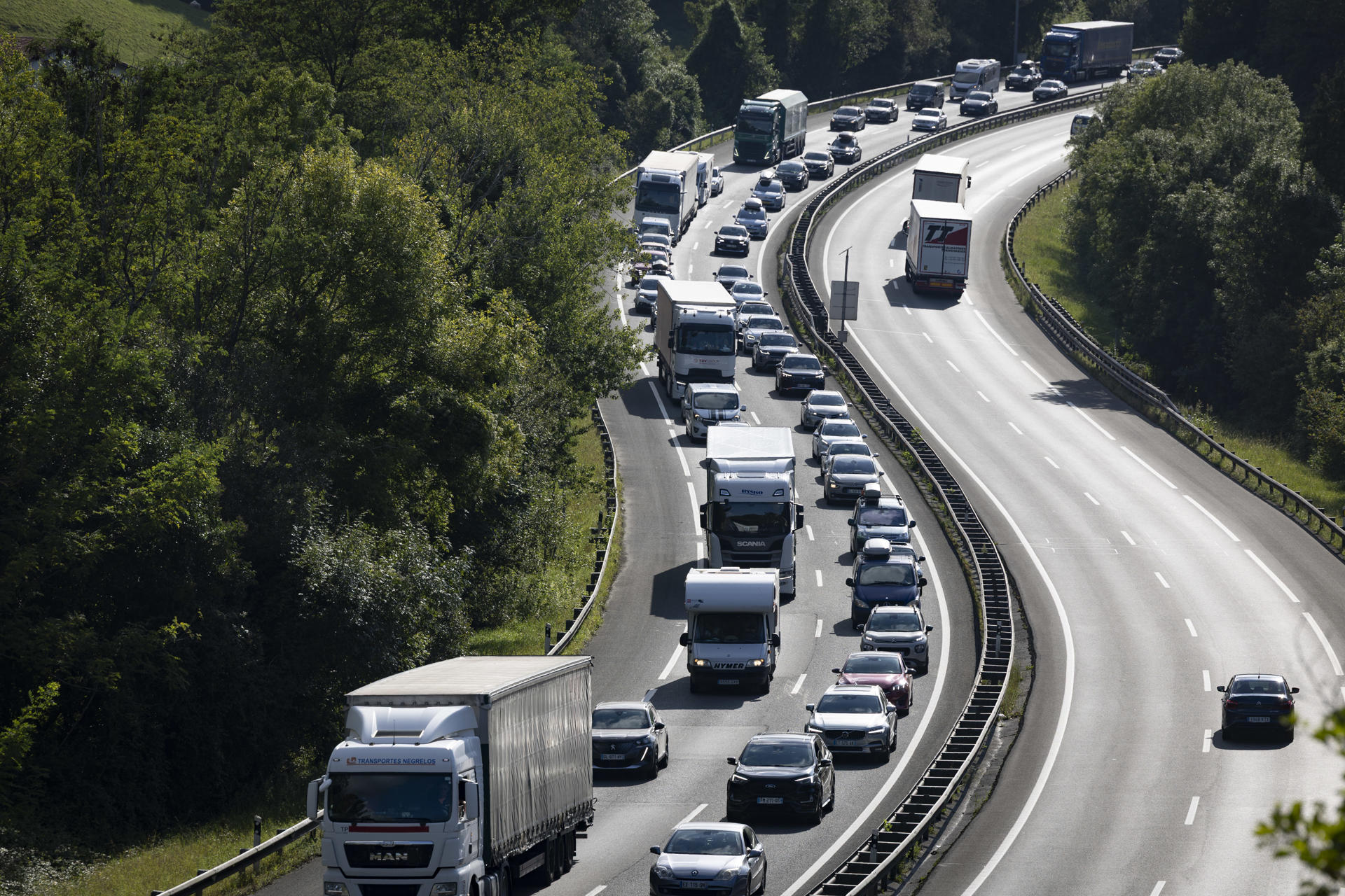 Imagen de archivo de la autopista AP-8 h a la altura de Irun. EFE/Javier Etxezarreta