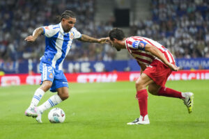 El centrocampista del Atlético de Madrid Koke Resurrección (d) lucha con Tyrhys Dolan, del Espanyol, durante el partido de la primera jornada de LaLiga que RDC Espanyol y Atlético de Madrid jgaron en el RCDE Stadium. EFE/Enric Fontcuberta