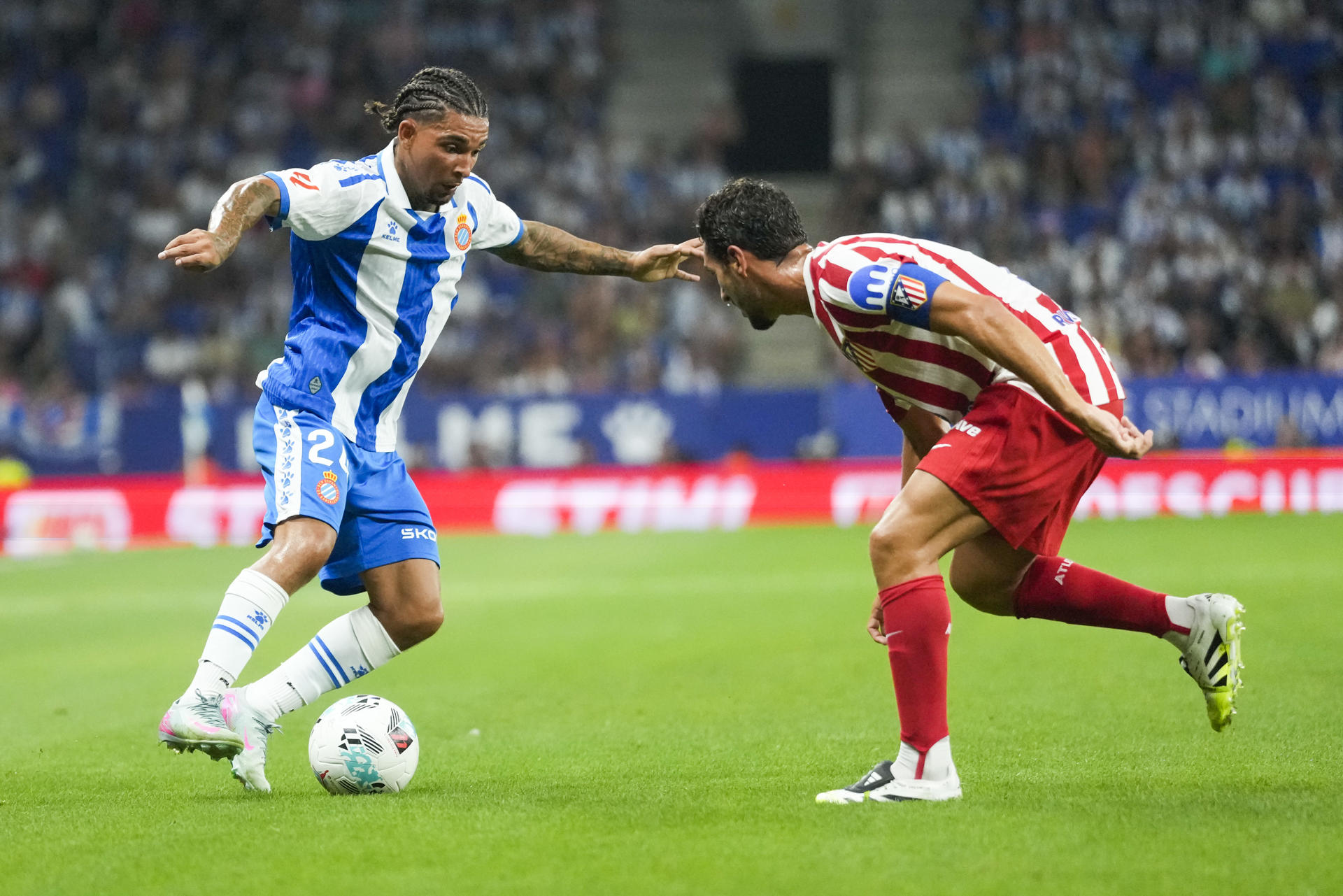 El centrocampista del Atlético de Madrid Koke Resurrección (d) lucha con Tyrhys Dolan, del Espanyol, durante el partido de la primera jornada de LaLiga que RDC Espanyol y Atlético de Madrid jgaron en el RCDE Stadium. EFE/Enric Fontcuberta