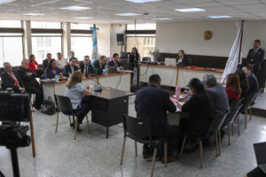 La jueza Ingrid Cifuentes (c), titular del Tribunal Séptimo de Sentencia Penal de Guatemala, al presidir este martes, 12 de agosto, la audiencia de sentencia a varios funcionarios públicos por la muerte de 41 niñas en un hogar estatal en 2017, en Ciudad de Guatemala (Guatemala). EFE/Mariano Macz