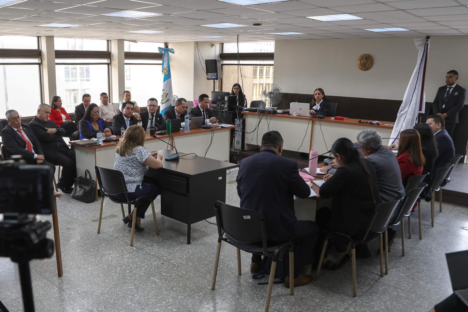 La jueza Ingrid Cifuentes (c), titular del Tribunal Séptimo de Sentencia Penal de Guatemala, al presidir este martes, 12 de agosto, la audiencia de sentencia a varios funcionarios públicos por la muerte de 41 niñas en un hogar estatal en 2017, en Ciudad de Guatemala (Guatemala). EFE/Mariano Macz