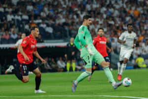 El portero belga del Real Madrid, Thibaut Courtois (c), en el estadio Santiago Bernabéu. EFE/Mariscal