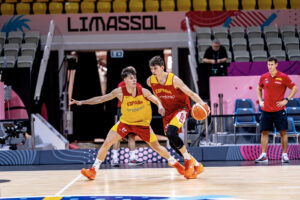 Los jugadores de la selección española de baloncesto Mario Saint-Supéry (i), y Sergio De Larrea (d), en Limassol, Chipre, donde a partir de este jueves España comenzará su andadura en el Eurobasket en el que compartirá grupo con el anfitrión, así como con Grecia, Italia, Georgia y Bosnia. EFE/FEBAlberto Nevado