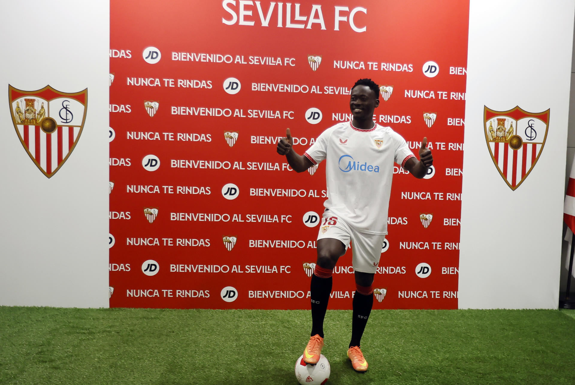 El delantero nigeriano del Sevilla Akor Adams. EFE/José Manuel Vidal