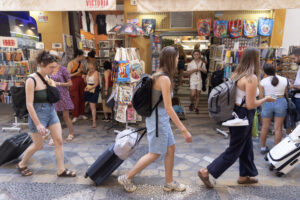 Varios turistas arrastran maletas por el centro histórico de Málaga en el último día del mes de agosto. Meliá, RIU y Palladium apuntan a una temporada estival positiva, similar a la anterior, en la que esperan mejorar los ingresos de 2024 en España, pero con crecimientos más moderados, mientras Barceló asegura cumplir sus previsiones de un verano en niveles récord e incluso superarlas en muchos casos. EFE/ Daniel Pérez