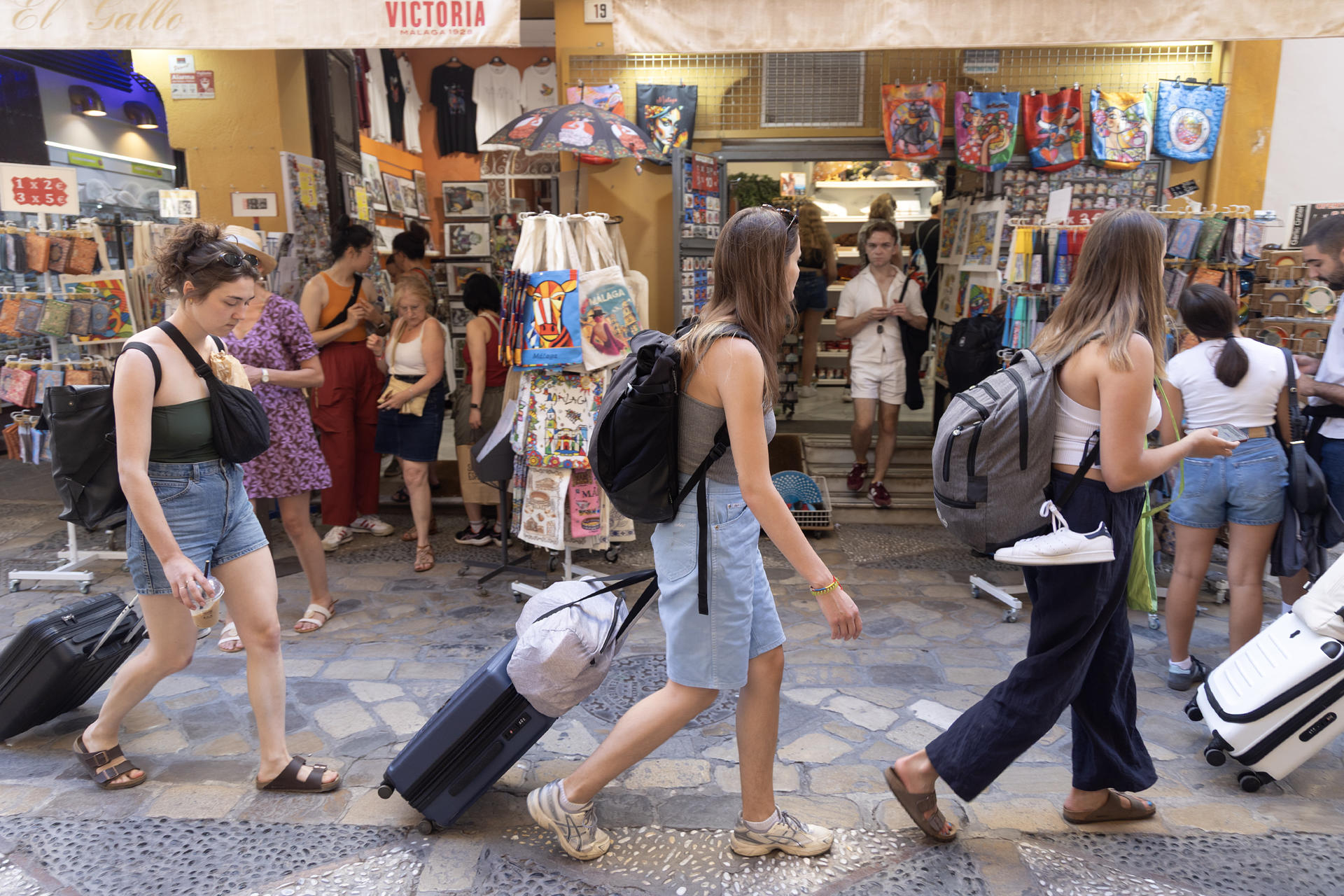 Varios turistas arrastran maletas por el centro histórico de Málaga en el último día del mes de agosto. Meliá, RIU y Palladium apuntan a una temporada estival positiva, similar a la anterior, en la que esperan mejorar los ingresos de 2024 en España, pero con crecimientos más moderados, mientras Barceló asegura cumplir sus previsiones de un verano en niveles récord e incluso superarlas en muchos casos. EFE/ Daniel Pérez