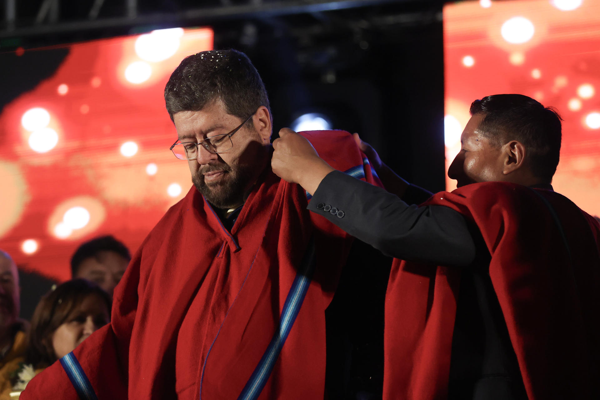 El candidato opositor a la Presidencia de Bolivia por el partido Alianza Unidad, Samuel Doria Medina (c), al intervenir este martes, 12 de agosto, durante un acto de campaña, en La Paz (Bolivia). EFE/Luis Gandarillas