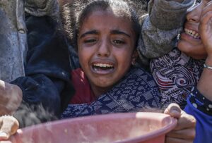 Una niña palestina desplazada internamente llora con un recipiente en las manos mientras espera para recibir alimentos en una cocina de caridad, en la ciudad de Gaza, en una fotografía del 4 de agosto de 2025. EFE/EPA/MOHAMMED SABER