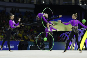 Gimnastas del equipo de Ucrania compiten en la categoría de gimnasia rítmica con aro y pelota este domingo, en el Campeonato Mundial de Gimnasia Rítmica en Río de Janeiro (Brasil). EFE/ Antonio Lacerda