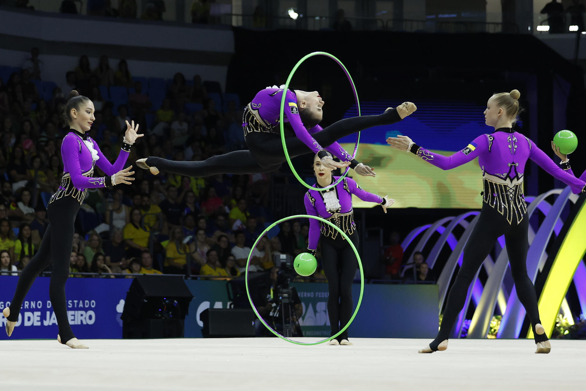 Gimnastas del equipo de Ucrania compiten en la categoría de gimnasia rítmica con aro y pelota este domingo, en el Campeonato Mundial de Gimnasia Rítmica en Río de Janeiro (Brasil). EFE/ Antonio Lacerda