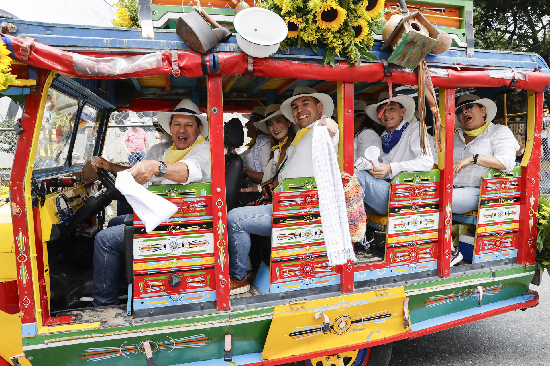 Personas participan en el Desfile de Chivas y Flores durante la Feria de las Flores 2025 este sábado, en Medellín (Colombia). EFE/ Mauricio Dueñas Castañeda