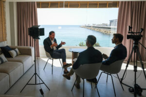 El ministro de Transportes y Movilidad Sostenible, Óscar Puente (i), durante una entrevista con EFE en un hotel de Alicante. EFE/Pablo Miranzo