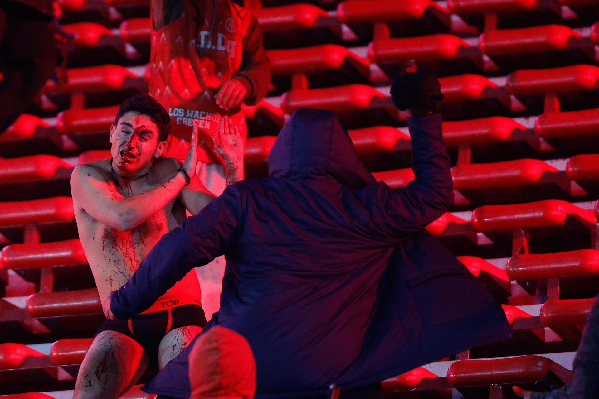 Fuertes imágenes de los violentos disturbios entre hinchas de Independiente y de la U de Chile en los octavos de final de la Copa Sudamericana en el estadio Libertadores de América en Avellaneda (Argentina). EFE/Juan Ignacio Roncoroni

