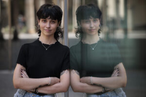 Un grupo de estudiantes de la Universitat de València (UV), formado por Irene Postigo (en la imagen), Clara Ballester y Marta Román, han ideado "AtréveteXNoche", un proyecto para concienciar y promover espacios de ocio seguros a través de una experiencia virtual inmersiva que permite sentir, ver y escuchar la situación de acoso que muchas mujeres experimentan. EFE/Biel Aliño