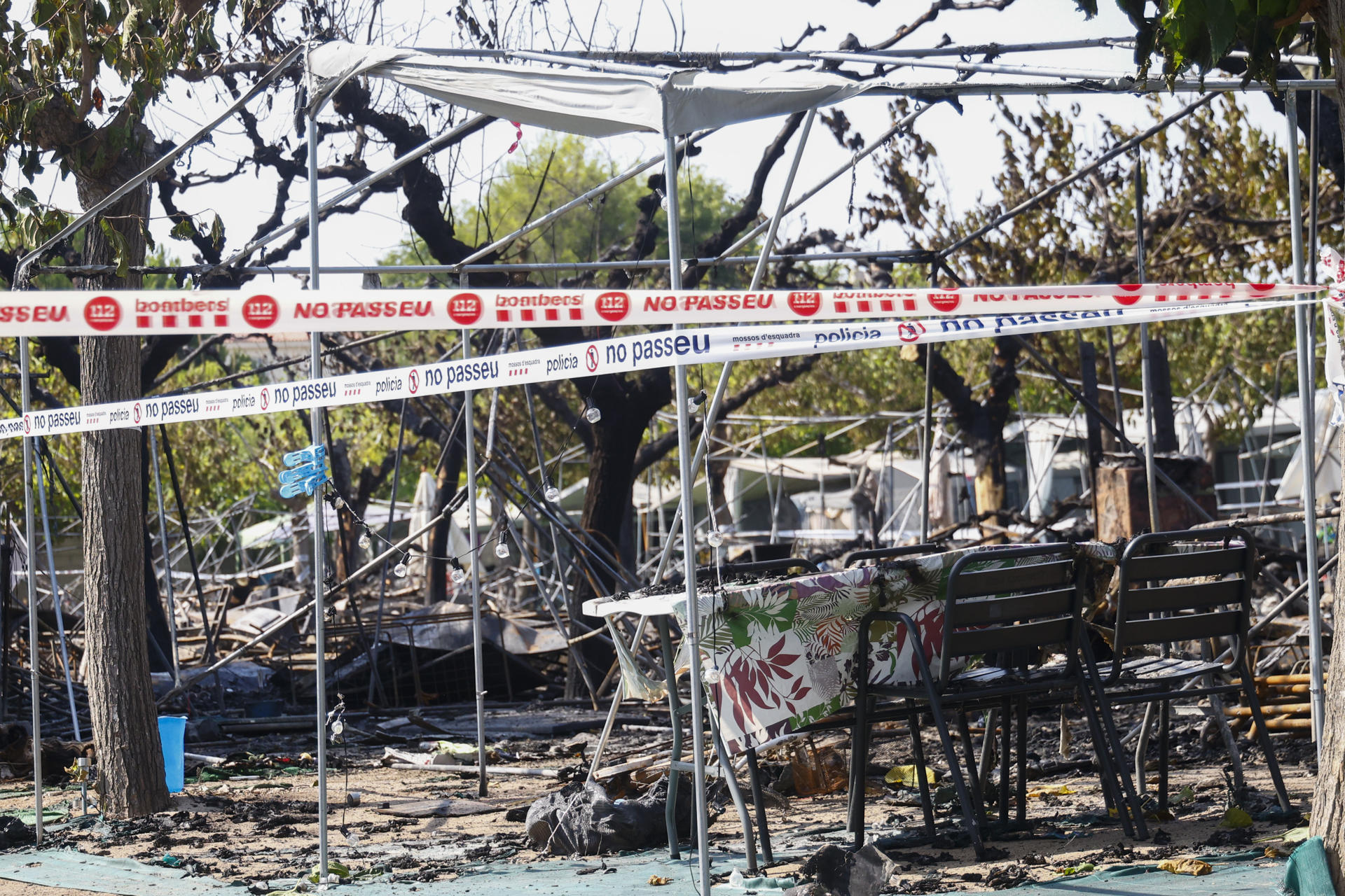 Unas 1.800 personas han sido desalojadas de un 'camping' de El Vendrell (Tarragona) a consecuencia de un incendio declarado de madrugada y que ha quemado una quincena de vehículos, aunque el siniestro no ha causado víctimas. EFE/ Quique García