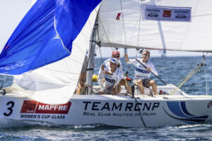 La embarcación Balearia Team RCNP, con la mallorquina María Bover a la caña, en Balearia Women's Cup, durante la Copa del Rey Mapfre que se disputa en la bahía de Palma. EFE/ María Muiña / Mapfre Copa del Rey SOLO USO EDITORIAL/SOLO DISPONIBLE PARA ILUSTRAR LA NOTICIA QUE ACOMPAÑA (CRÉDITO OBLIGATORIO)