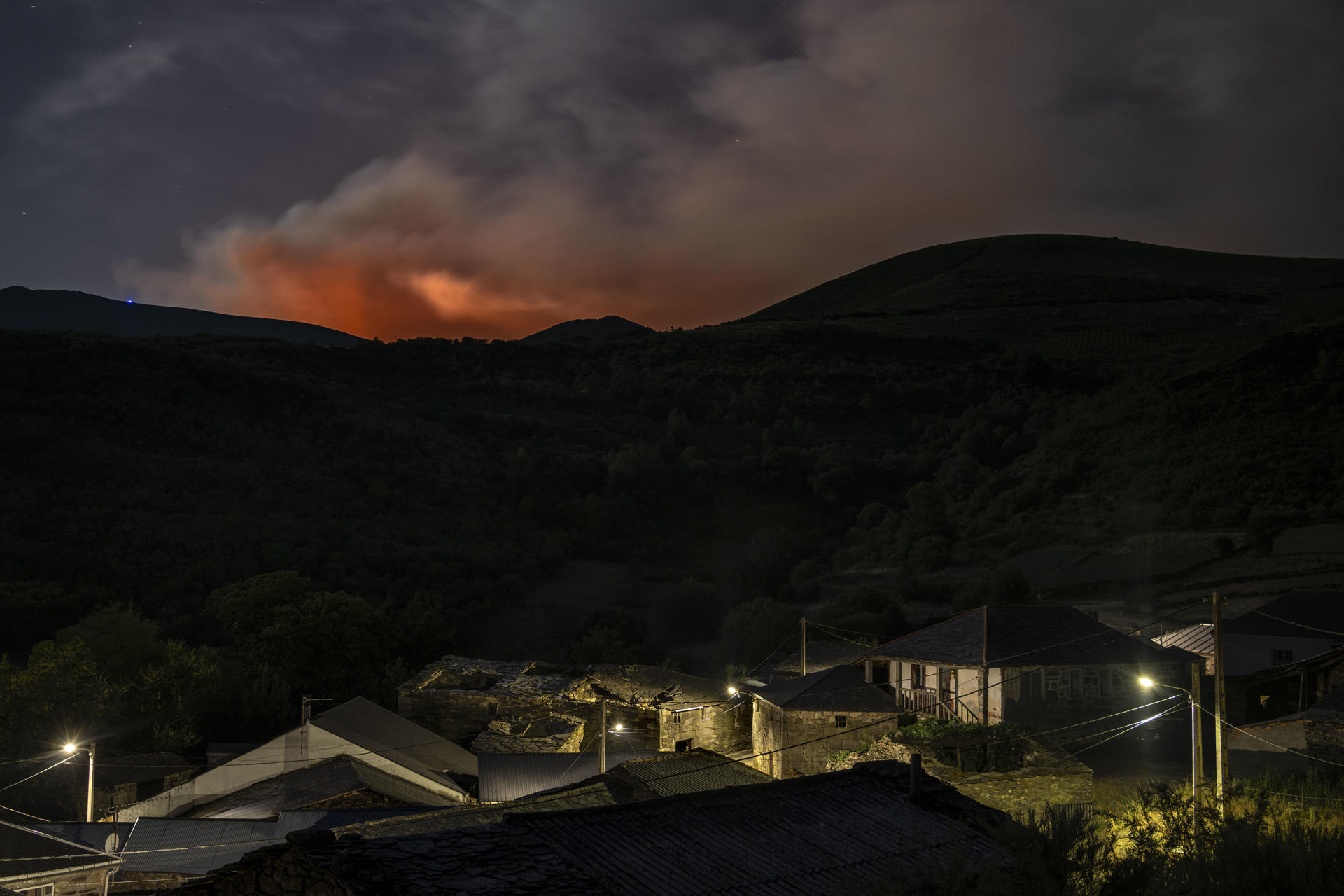 El incendio forestal en Chandrexa de Queixa (Ourense) sigue avanzando, este sábado, con 450 hectáreas afectadas y, además, se mantienen activos otros dos incendios en Galicia y hay tres más controlados.EFE/ Brais Lorenzo