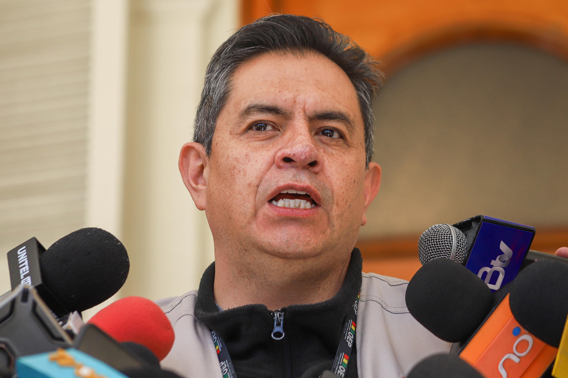 El secretario de Cámara del Tribunal Supremo Electoral (TSE) de Bolivia, Fernando Arteaga, habla en una rueda de prensa este sábado, en La Paz (Bolivia). EFE/ Gabriel Márquez