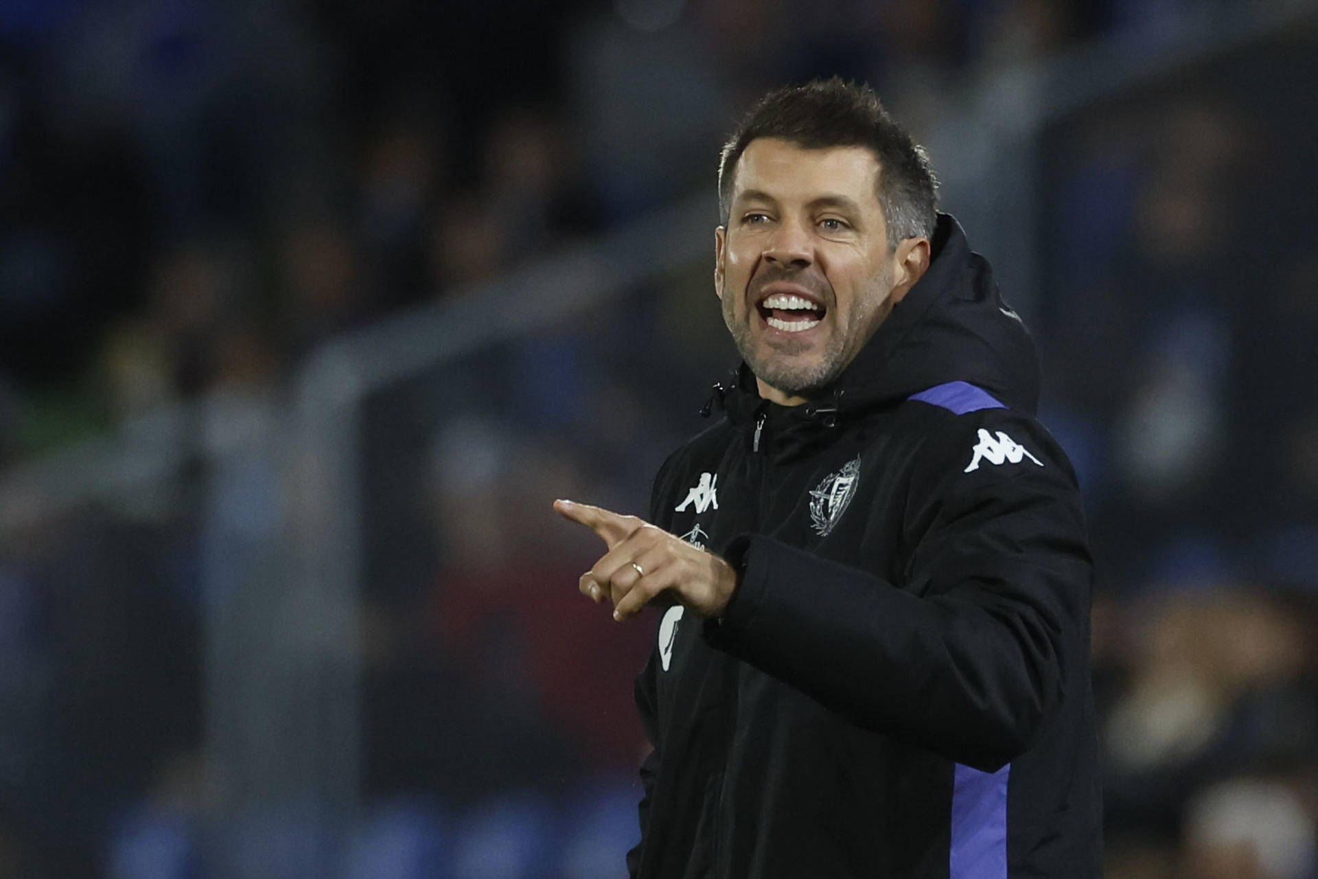 Fotografía de Juanjo Martín, en la que puede verse en una imagen de archivo del 22 de noviembre de 2024 al entonces entrenador del Valladolid, el uruguayo Paulo Pezzolano. EFE
