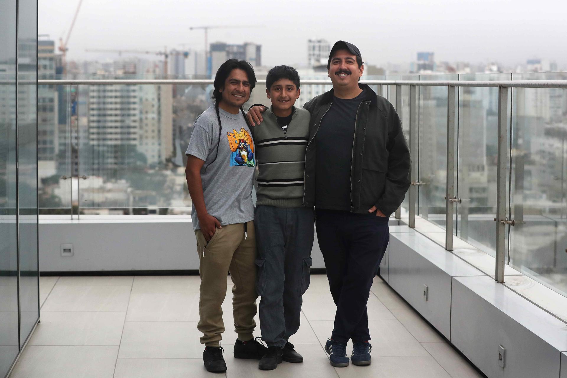 El director de cine Augusto Zegarra (d) y los actores Fernando Valencia (i) y su hijo Dylan posan este viernes, en Lima (Perú). EFE/Paolo Aguilar