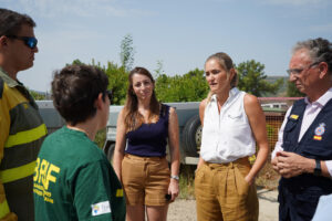La vicepresidenta y ministra para la Transición Ecológica y el Reto Demográfico, Sara Aagesen (2d), visita este sábado a la Brigada de Refuerzo en Incendios Forestales (BRIF) de Pinofranqueado y conversa con los trabajadores antes de que continúen con las labores de extinción de los incendios. EFE/ Eduardo Palomo