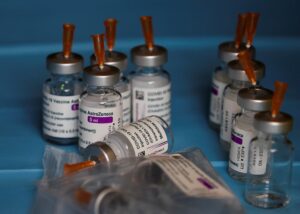 Fotografía de archivo que muestra frascos de medicamentos. EFE/Javier Etxezarreta