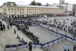 Ciudadanos esperan en una fila para despedir al fallecido senador y precandidato presidencial opositor Miguel Uribe Turbay este martes, en Bogotá (Colombia). EFE/ Carlos Ortega