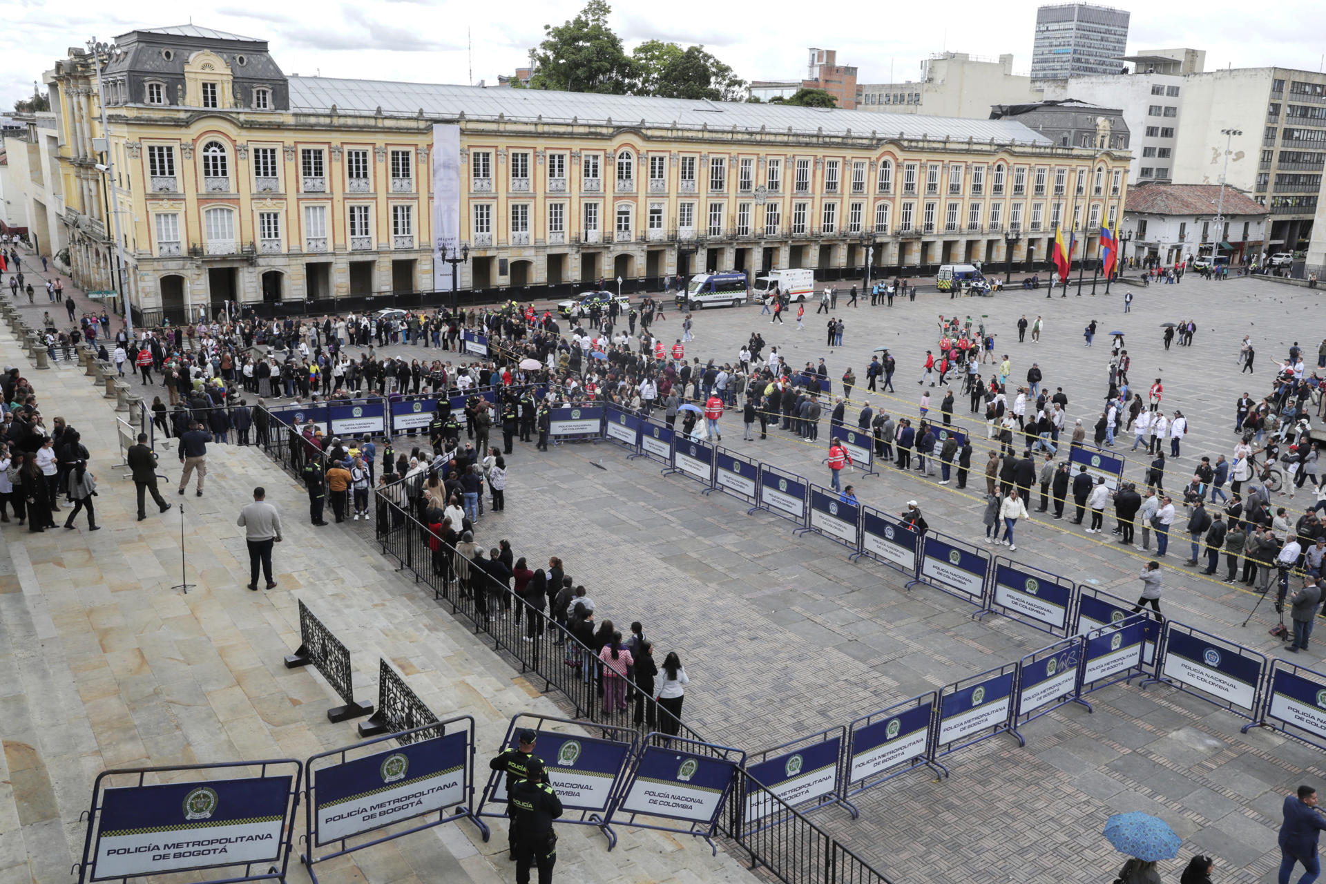 Ciudadanos esperan en una fila para despedir al fallecido senador y precandidato presidencial opositor Miguel Uribe Turbay este martes, en Bogotá (Colombia). EFE/ Carlos Ortega