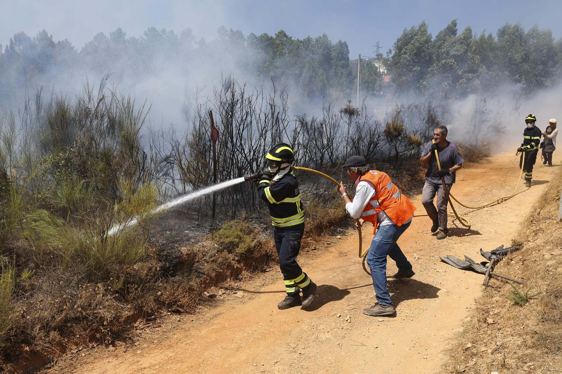 Bomberos y población local luchan contra el fuego en Pampilhosa da Serra, Portugal. EFE/EPA/PAULO NOVAIS
