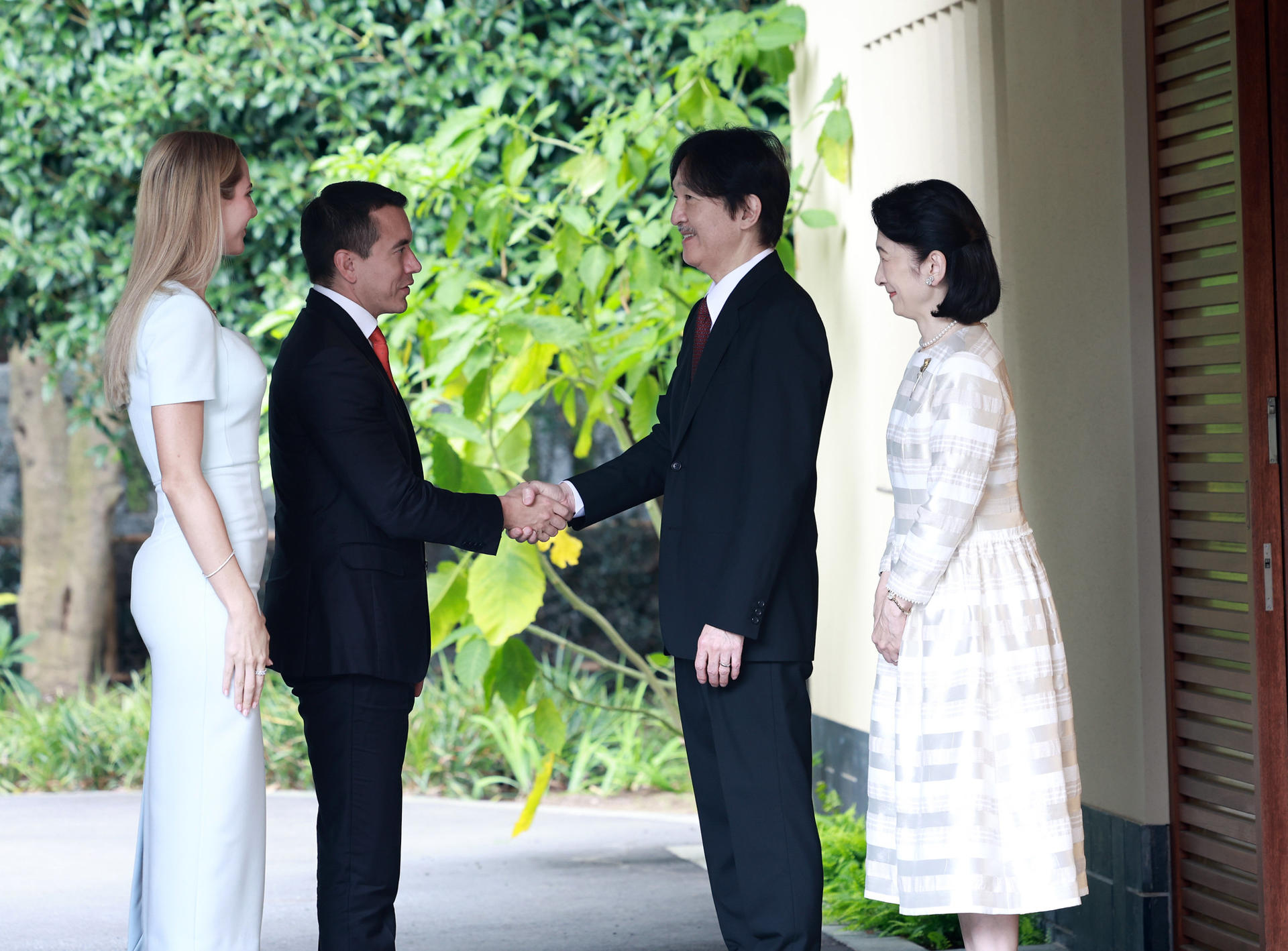El presidente de Ecuador, Daniel Noboa (2i), y la primera dama, Lavinia Valbonesi (i), son recibidos este viernes por los príncipes herederos de Japón, Fumihito y Kiko de Akishino, en Tokio. EFE/ Presidencia de Ecuador SOLO USO EDITORIAL/SOLO DISPONIBLE PARA ILUSTRAR LA NOTICIA QUE ACOMPAÑA (CRÉDITO OBLIGATORIO)
