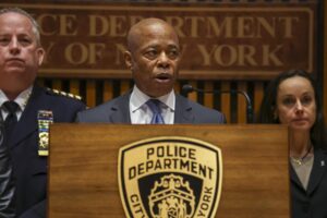 El alcalde de Nueva York, Eric Adams (C). EFE/Sarah Yenesel